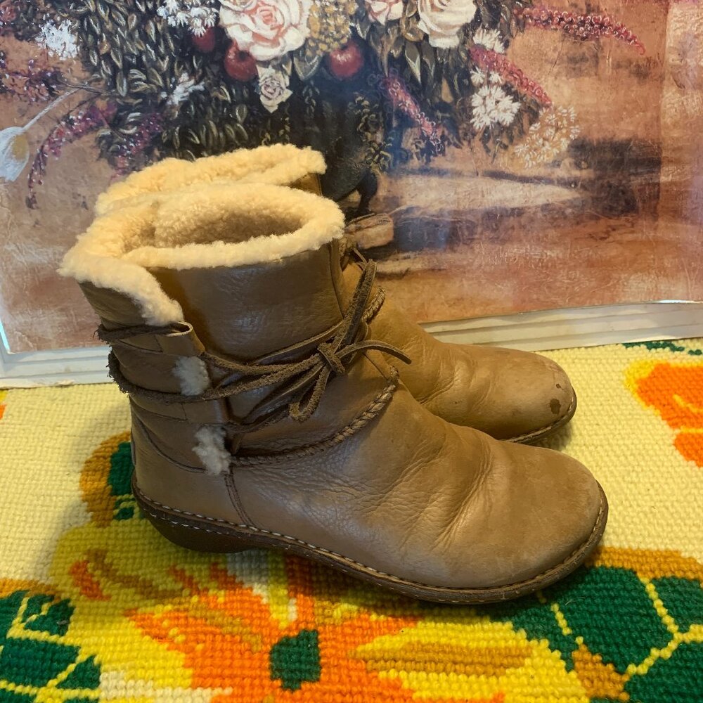 UGG Caspia Sheepskin Leather Lace Up Ankle Boots Size 9